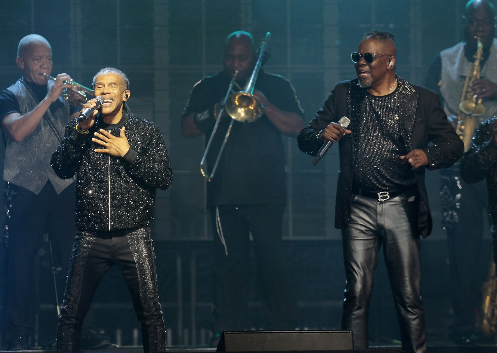 Earth Wind & Fire brave heat, perform at ӣƵ Music Park